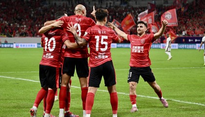 中超争冠太疯狂：三大热门全翻车，两队惨遭血洗，黑马暂时登顶！